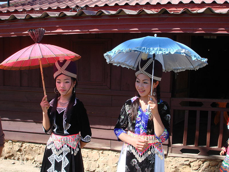 800px-Hmong_New_Year_Girls